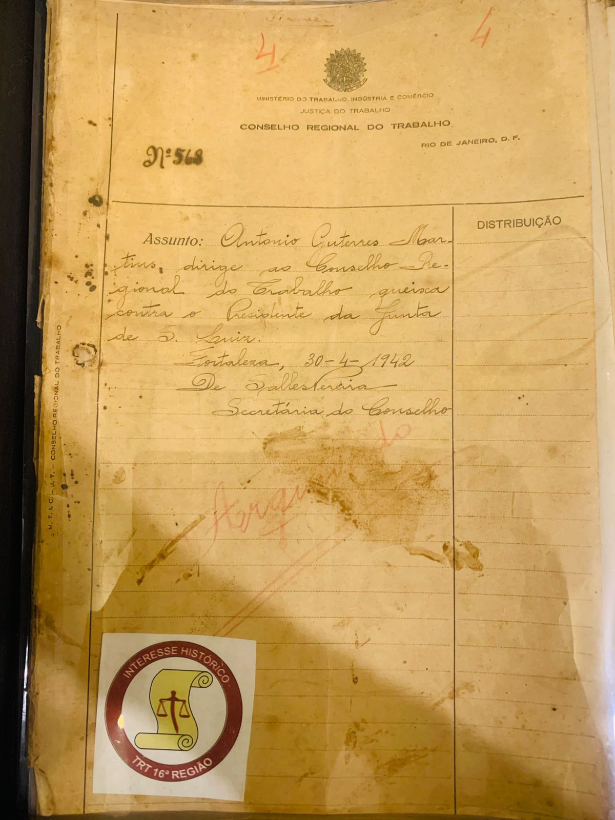 Processo em papel, com letras destaque em negrito, com assunto manuscrito.