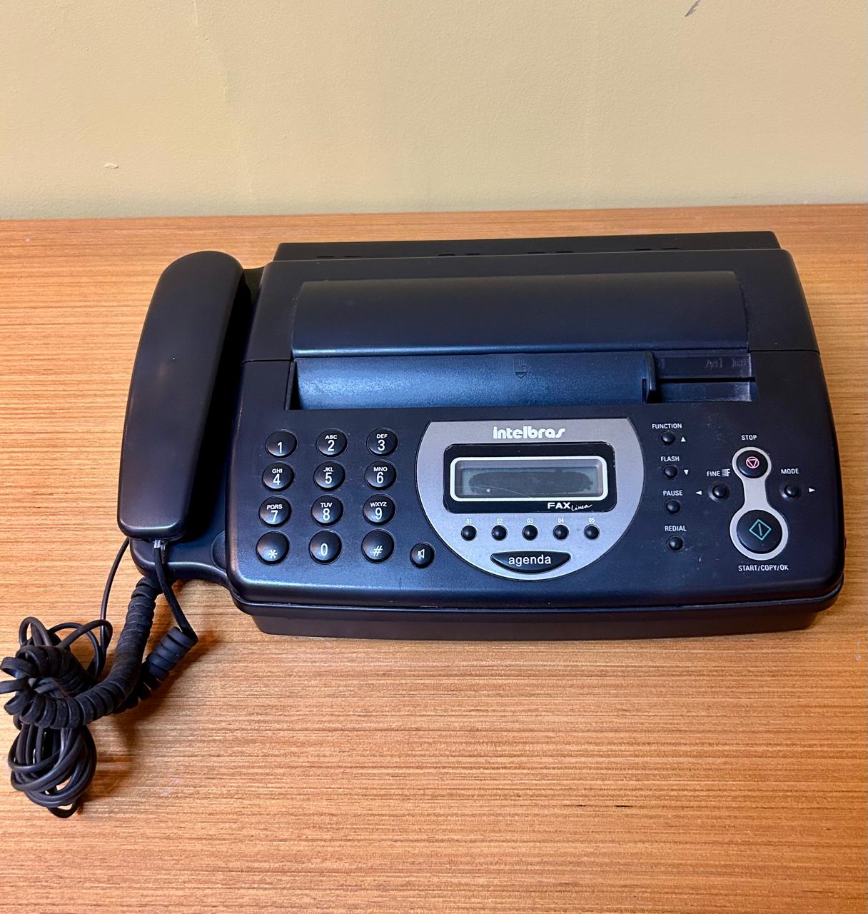 Aparelho fax na cor preta