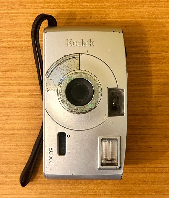 Máquina fotográfica na cor prata