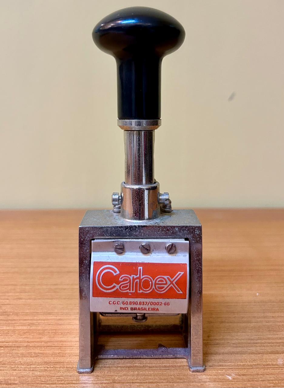 Carimbo metálico de mesa na cor prata