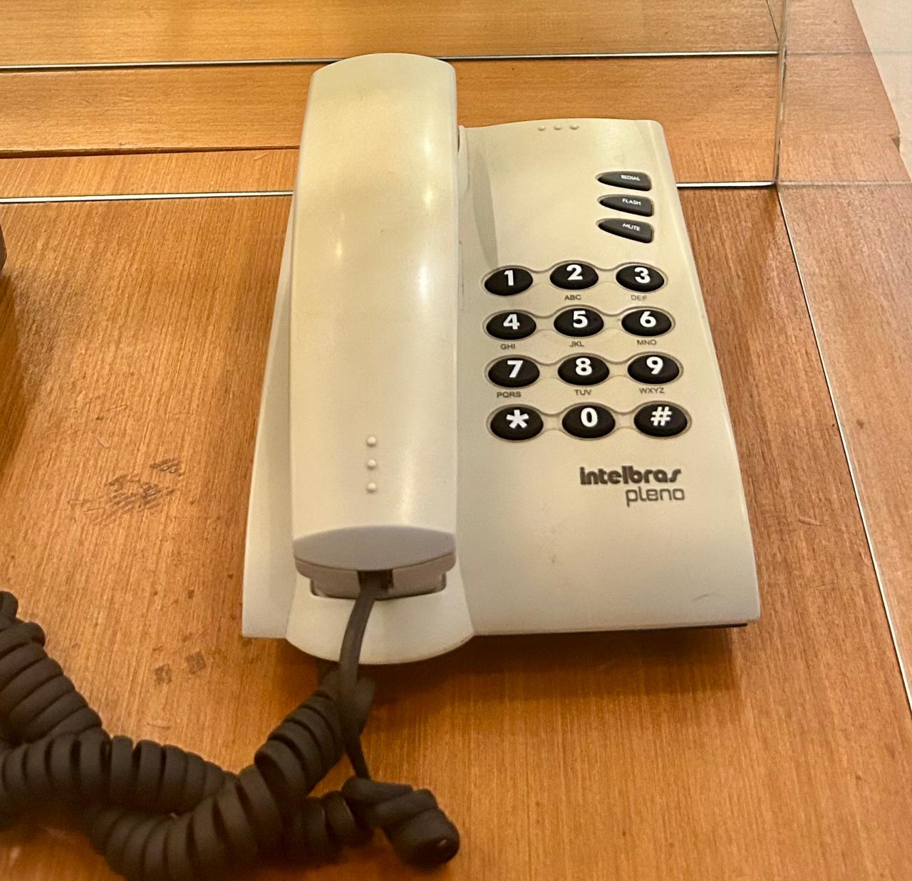 Telefone com fio na cor branca