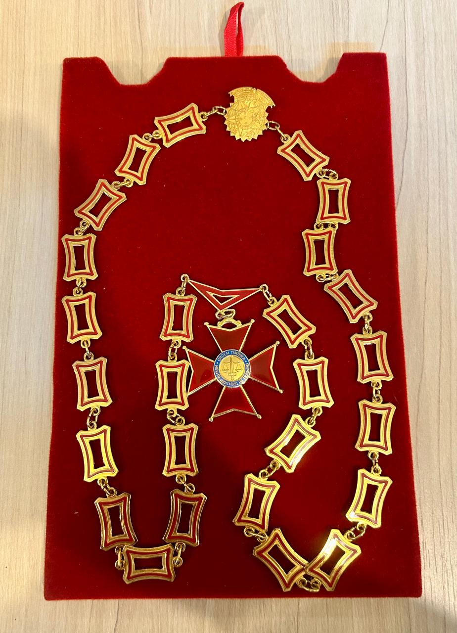 Colar apoiado em base na cor vermelha