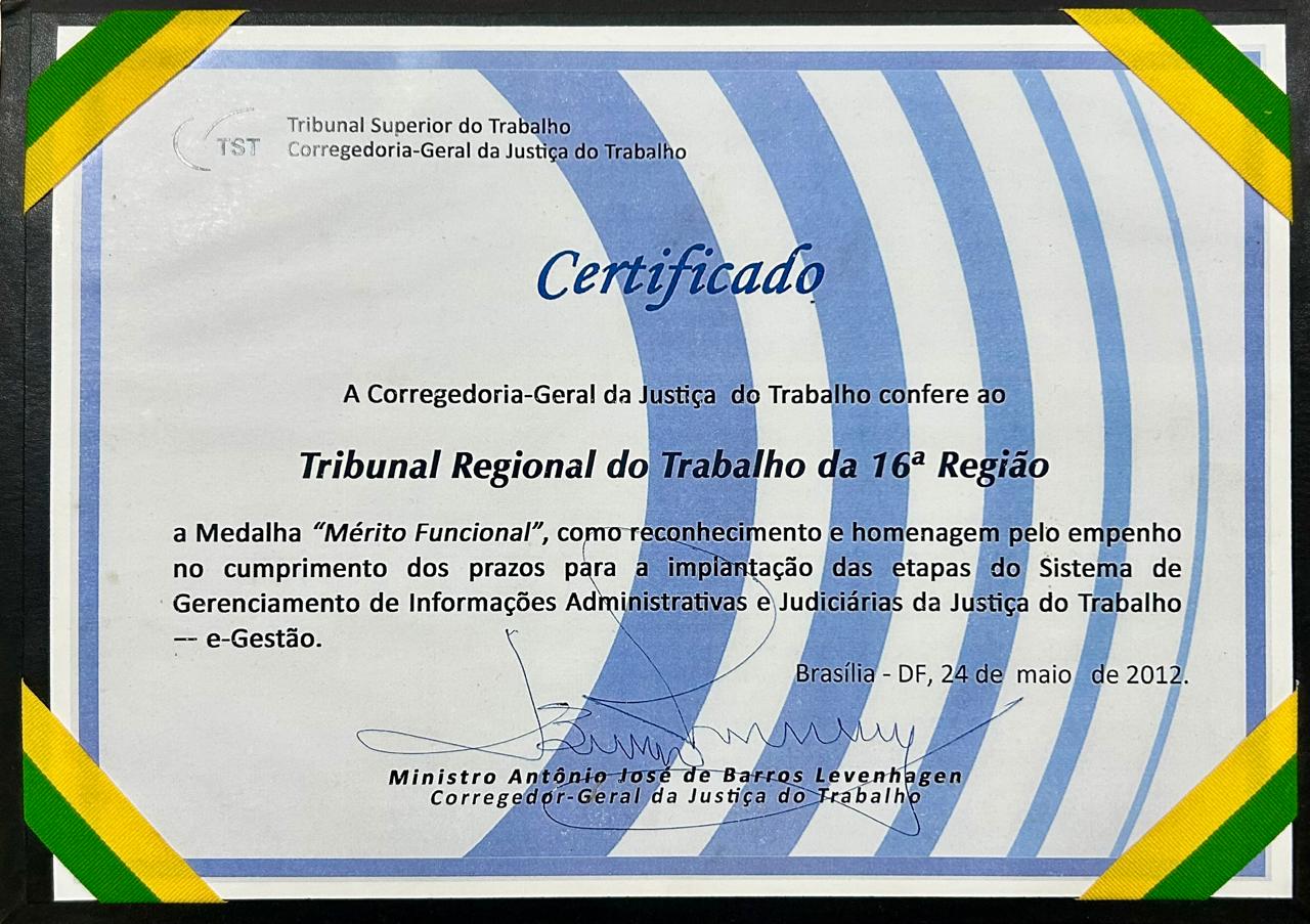 Certificado de papel na cor branca com letras na cor preta, detalhes na cor verde e amarelo nas pontas