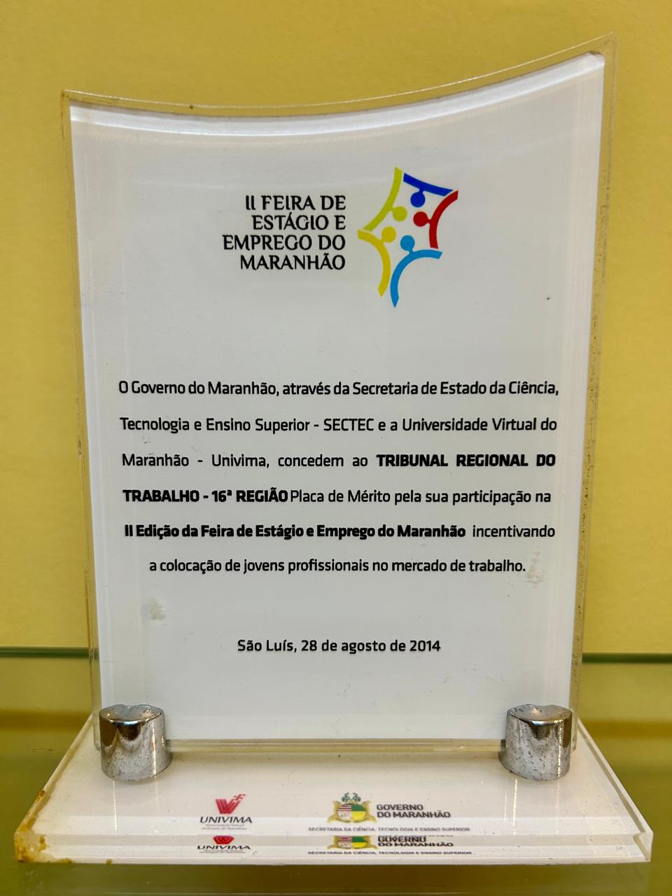 Placa na cor branca com letreiro na cor preta