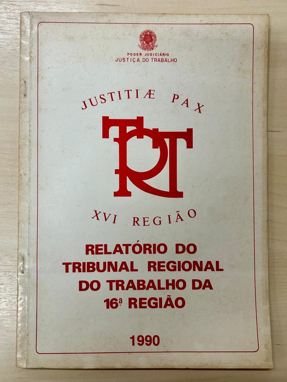 Revista na cor branca e com letras na cor vermelha