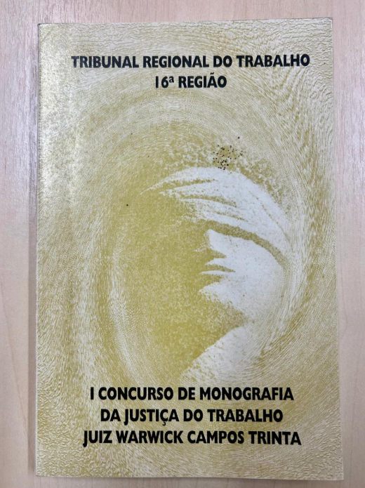 Livro na cor branca com letras na cor preta