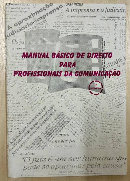 Livro na cor branca com letras na cor roxa