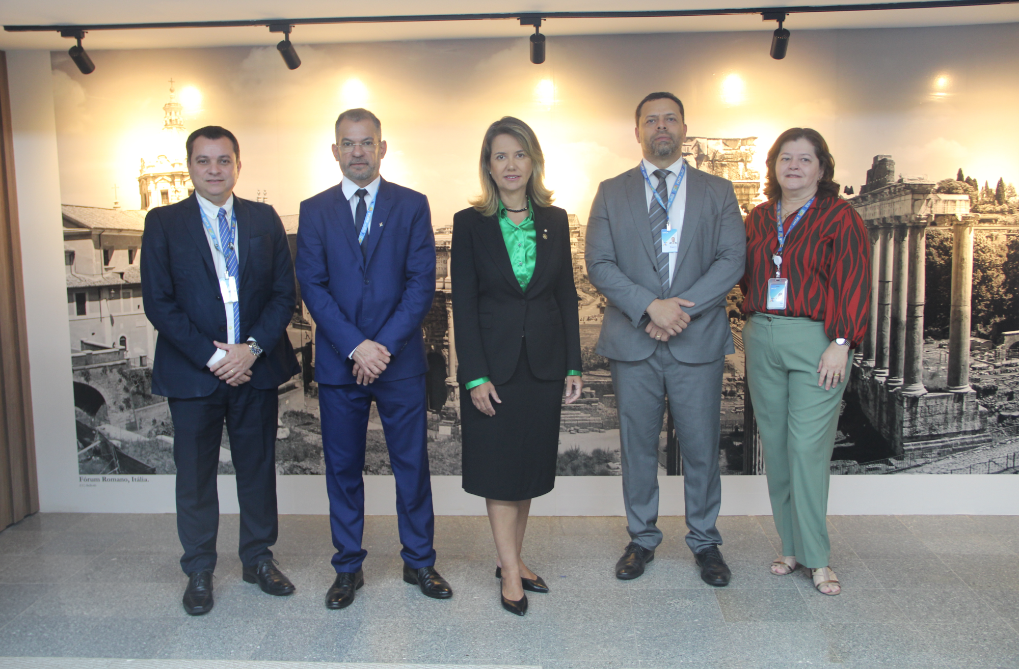 Foto da presidente do TRT-16, desembargadora Márcia Andrea Farias, acompanhada de integrantes da Caixa Econômica Federal