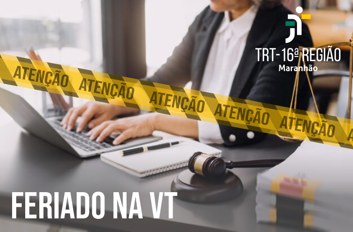 Recorte da foto de um homem, usando terno escuro e camisa social branca, digitando em um notebook que está sobre uma mesa. Em primeiro plano, faixa amarela na diagonal, onde se lê ATENÇÃO. No canto superior direito, logomarca do TRT-16 e no canto inferior esquerdo, texto escrito na cor branca FERIADO NA VT (Vara do Trabalho).