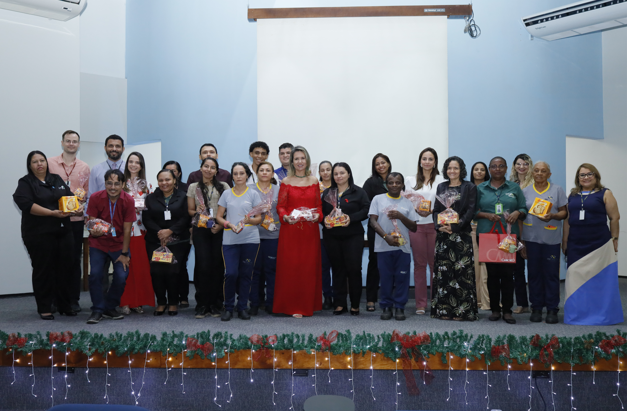 Foto mostra a presidente do TRT-16, desa. Márcia Andrea Farias no auditório Ari Rocha com inúmeros servidores, terceirizados e estagiários, após a entrega de prêmios