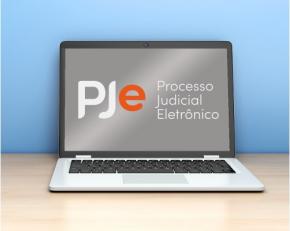 Arte feita com uma imagem de um nootbook sobre uma bancada. Ao centro o nome PJE Processo Judicial Eletrônico
