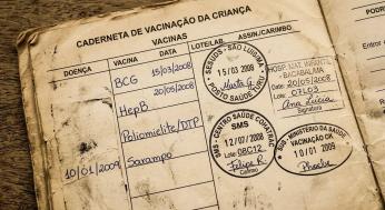 Imagem feita por IA mostra uma caderneta de vacinação antiga