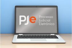 Arte feita com uma imagem de um nootbook sobre uma bancada. Ao centro o nome PJE Processo Judicial Eletrônico