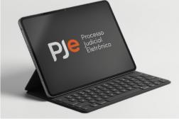 Arte com fundo branco. Uma imagem de um notebook e na tela a informação: PJe - Processo Judicial Eletrônico