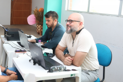 Foto mostra dois homens realizando atendimento durante o Pop Rua Jud