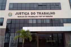 Foto mostra a fachada do prédio do Fórum Astolfo Serra