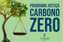 Arte com fundo verde claro. Na esquerda uma imaegem de uma árvore e a imagem de uma balança. Na direita a informação: PROGRAMA JUSTIÇA CARBONO ZERO. E a logomarca do TRT-16