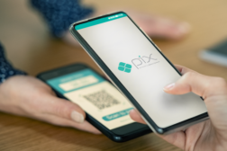 Foto de dois celulares mostrando nas telas QRCode e PIX.