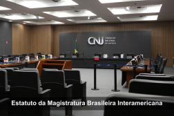 Foto do Plenário do CNJ. Na base, tarja escura transparente com texto branco do título do Estatuto.