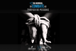 Arte feita em com a foto em preto e branco de duas mãos amarradas. Na parte superior a informação: Dia Mundial do combate ao Tráfico de Pessoas. Na parte inferior a logomarca do TRT-16(MA) e do Disque 100.