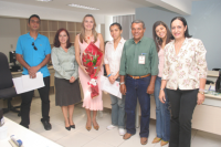 Desembargadora Kátia Arruda e a juíza Conceição Meirelles com os vencedores do concurso.