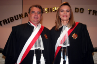 Desembargadores Gerson de Oliveira e Kátia Arruda, durante solenidade de posse na Presidência do TRT, em junho deste ano