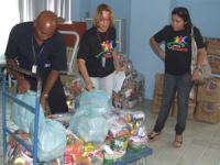 Servidoras Jucineide Jacinto e Marilda Amorim separam as cestas básicas para entrega à Casa Sonho de Criança