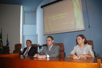 Des. James Magno (ao centro), juiz Paulo MontAlverne e Rosely Vieira             