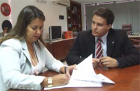 Desa. Márcia Andrea Farias e o procurador  Felipe Camarão assinam ato conjunto