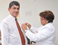 Advogado Raimundo Gonçalves recebe  laço vermelho, símbolo da luta contra a Aids