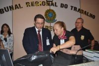 Desembargador James Magno Araújo Farias abre lacre do malote com as provas aplicadas neste domingo