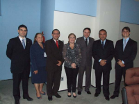 Presidente do TRT, Ilka Esdra (centro), com juízes e os integrantes da Comissão do Concurso