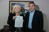 Presidente do TRT e o superintendente do Patrimônio da União exibem o Termo de Entrega assinado