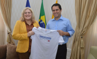 Presidente do TRT entrega camisa do Programa Trabalho Seguro ao prefeito de São Luís