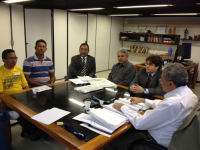 Presidente do Sindicato dos Metalúrgicos (à esquerda), reclamantes e advogados (ao centro), e juiz Manoel Veloso (à direita).