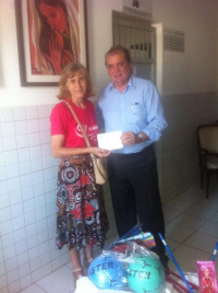 Des. Gerson entrega doações à Irmã Mônica, presidente da ONG.