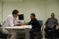 Médico Ércio Cutrim verifica pressão arterial de José Augusto Menezes; médico Bartolomeu Feitosa observa o procedimento