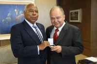 Ministro Reis de Paula entrega a medalha ao juiz Saulo Fontes.
