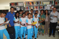 Professores Fábio Nascimento (camisa azul) e Rosiane Amorim (roupa estampada), Edvânia Kátia e Cecílio Lobo (servidores do Cemoc) com os alunos em visita à Biblioteca do TRT-MA.