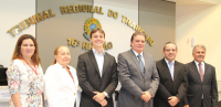 Da esquerda para a direita: servidoras Sílvia Castro e Ana Lúcia Rocha; juiz Bruno Motejunas; desembargadores Gerson de Oliveira, James Magno e José Evandro.