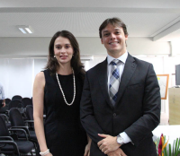 O juiz Bruno Motejunas fez a apresentação da juíza Anna Carolina Gontijo.