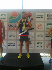 Rodrigo exibe uma das medalhas de ouro conquistadas no atletismo