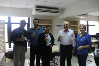 Desembargador Luiz Cosmo e servidores do gabinete adotaram canecas em substituição aos copos descartáveis