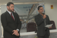 O coordenador da Escola Judicial, juiz Paulo Fernando da Silva Santos Júnior, apresenta o palestrante.