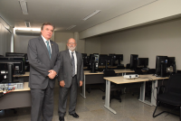 Momento da visita: desembargador Gerson de Oliveira mostra ao ministro Renato Paiva o Laboratório de Informática da Escola Judicial.