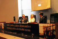 Mesa do painel: desembargador James Magno (com o microfone), procuradora Guadalupe couto e procurador Thiago Gurjão.