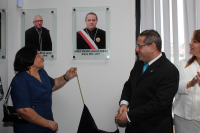 A mãe do desembargador James Magno, senhora Joana Farias, e o magistrado homenageado descerraram o retrato na Galeria de Presidentes do TRT-MA