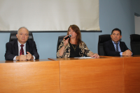 Presidenta do TRT, entre o juiz do trabalho Saulo Fontes e o diretor-geral, Celson Costa, abre a solenidade em comemoração ao Dia do Trabalho