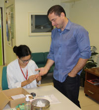 Estagiária de enfermagem Jéssica Kerlen, da Seção de Saúde, faz o teste de glicemia no servidor Luiz Alberto
