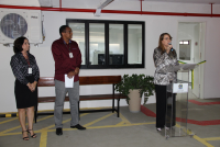 Presidenta Solange, ao lado dos servidores Vicente e Margareth, durante solenidade de entrega das novas instalações